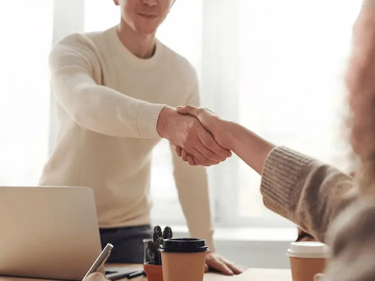 Equipe empresarial reunida discutindo benefícios de saúde