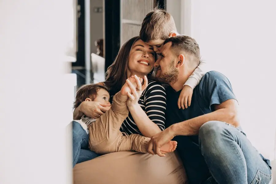 Família feliz em casa com plano de saúde